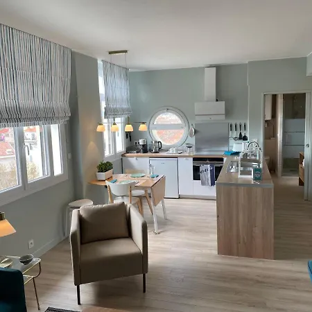 Vue Sur Rade Elegant Vaste Climatise Etage Eleve Ascenseur Proche Parking Et Toutes Commodites Au Coeur Du Historique *