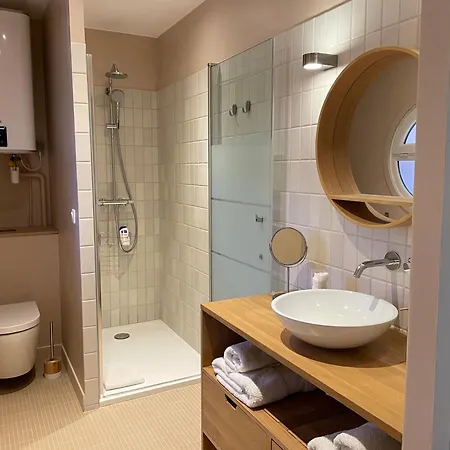 Vue Sur Rade Elegant Vaste Climatise Etage Eleve Ascenseur Proche Parking Et Toutes Commodites Au Coeur Du Historique Apartment *