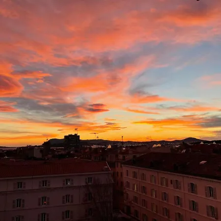 Vue Sur Rade Elegant Vaste Climatise Etage Eleve Ascenseur Proche Parking Et Toutes Commodites Au Coeur Du Historique Apartment *