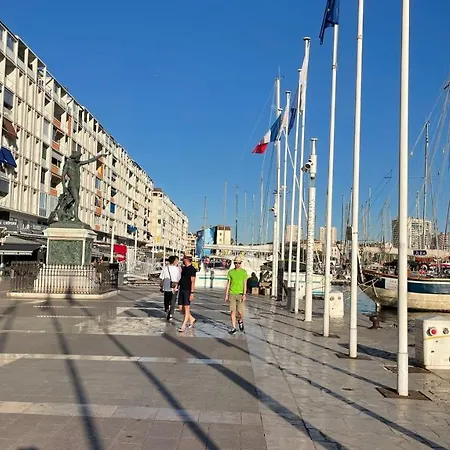 Apartment Vue Sur Rade Elegant Vaste Climatise Etage Eleve Ascenseur Proche Parking Et Toutes Commodites Au Coeur Du Historique Toulon