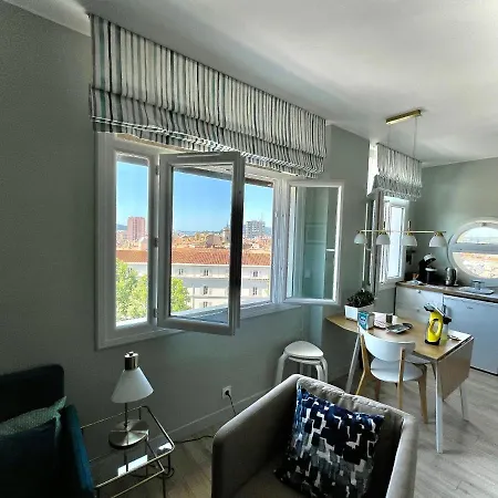 Vue Sur Rade Elegant Vaste Climatise Etage Eleve Ascenseur Proche Parking Et Toutes Commodites Au Coeur Du Historique Toulon
