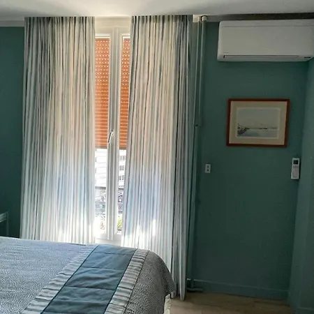 Vue Sur Rade Elegant Vaste Climatise Etage Eleve Ascenseur Proche Parking Et Toutes Commodites Au Coeur Du Historique